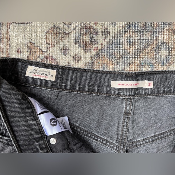 Levi’s Premium High Loose Shorts - Size 31 - Picture 3 of 10